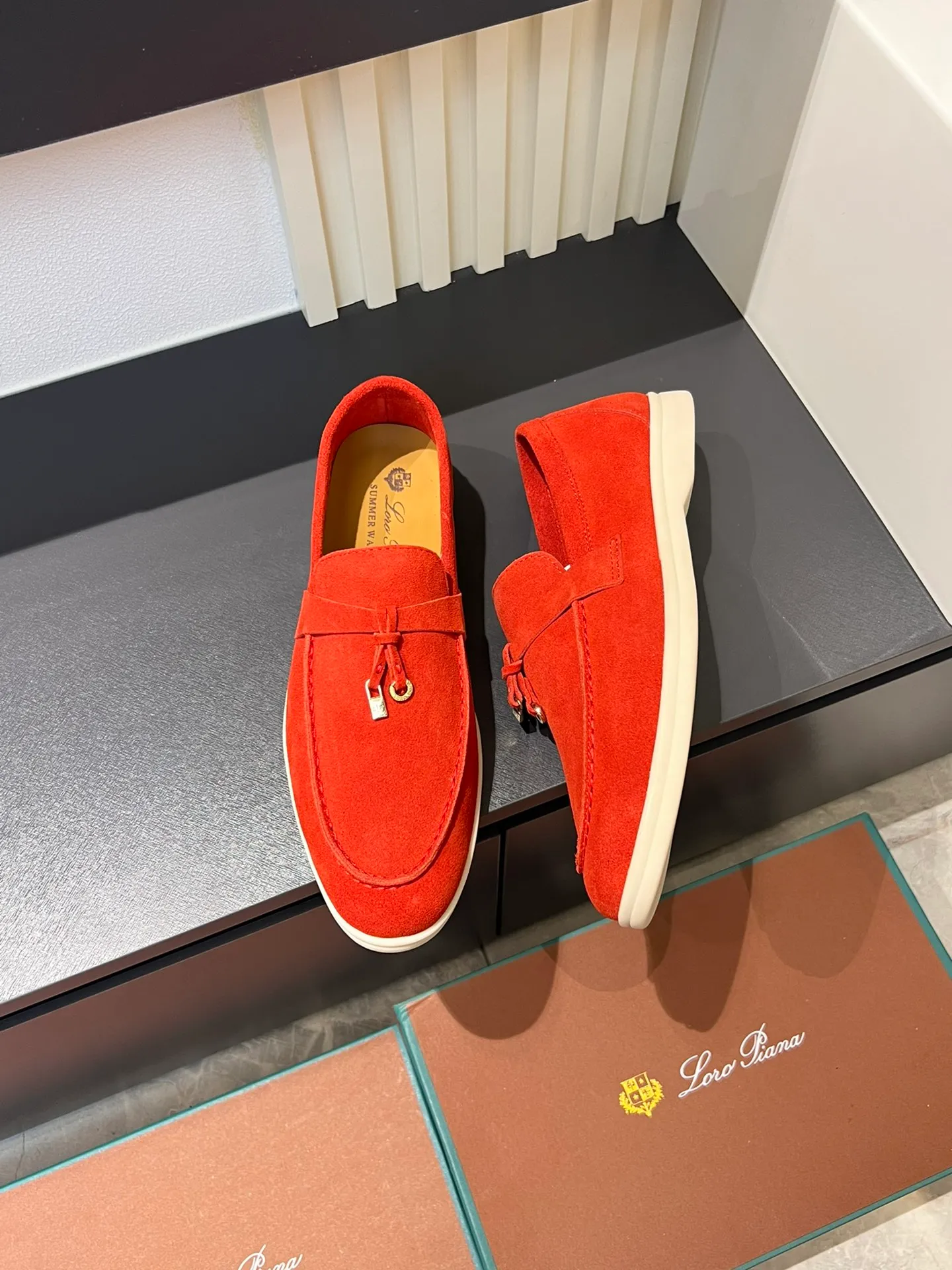 Men's shoes 💰p360 "Loro men's shoes 💰pian'*" Classic L men's shoes for couples 💰p Top version British flat loafers, a must-have item in old money style, the minimalist design is eye-catching and durable, a plus point for dressing The soft foot feel and texture are outstanding. They don’t scratch your feet and are very nice. They are matched with soft and waxy soles. They can be worn daily for a long time without getting tired. They are easy to wear, versatile and classic items, with perfect foot feel and texture! Imported cashmere fabric, the lining is made of imported A-grade water-dyed cow lining, the top version of the genuine leather midsole is sewn with pure handmade mark thread! Size: Female 35-40 (34. Customized) Male 38-44 (45.46. Customized)